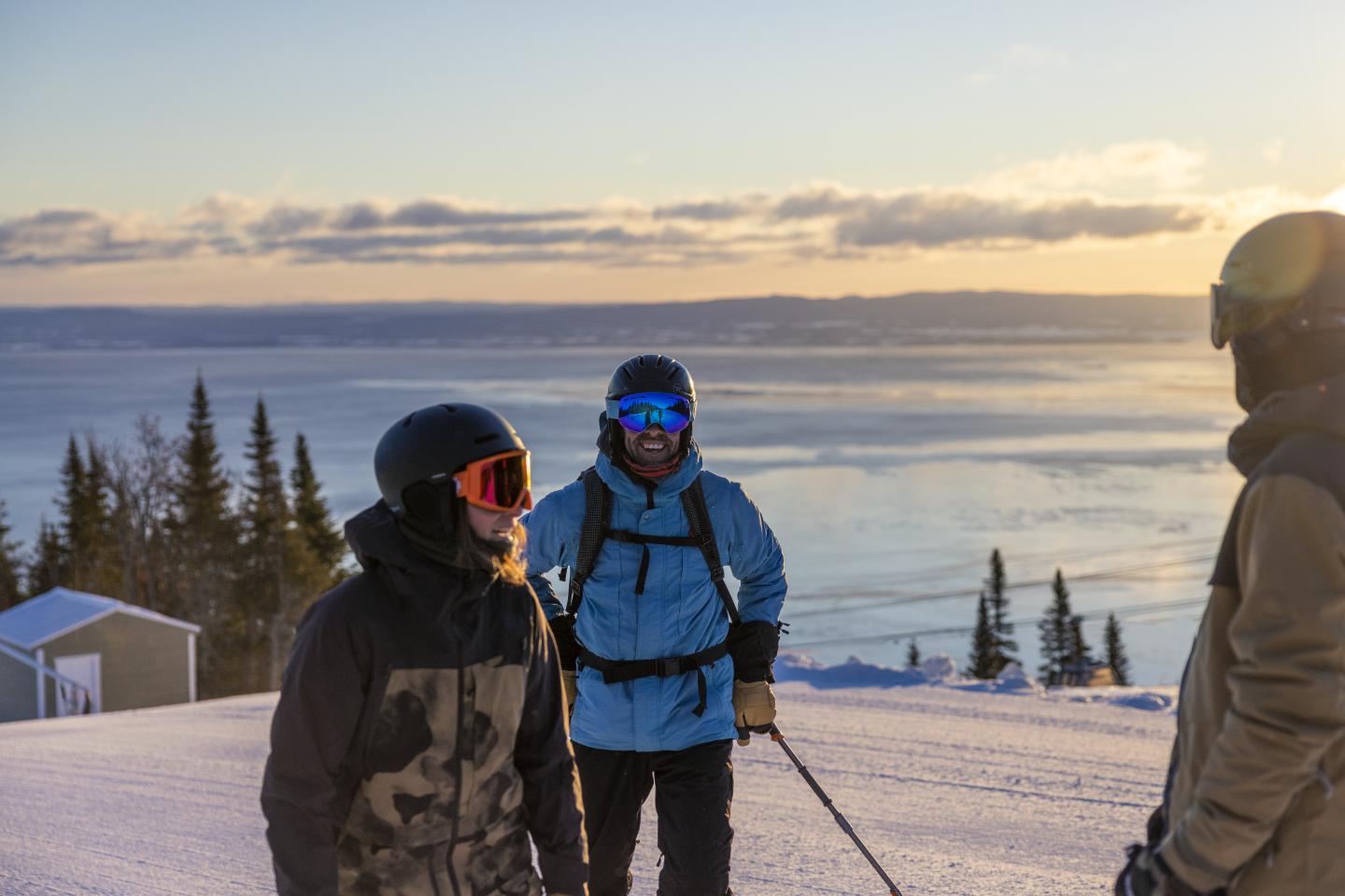 Amis en ski au Massif de Charlevoix
