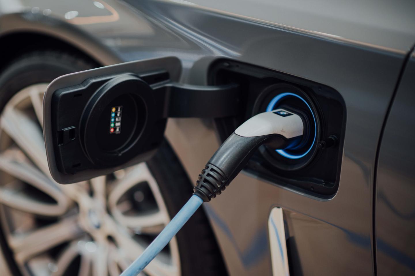 La charge de la batterie d'un véhicule électrique
