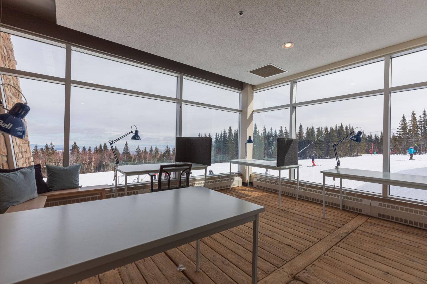 Salle de télétravail au chalet du sommet