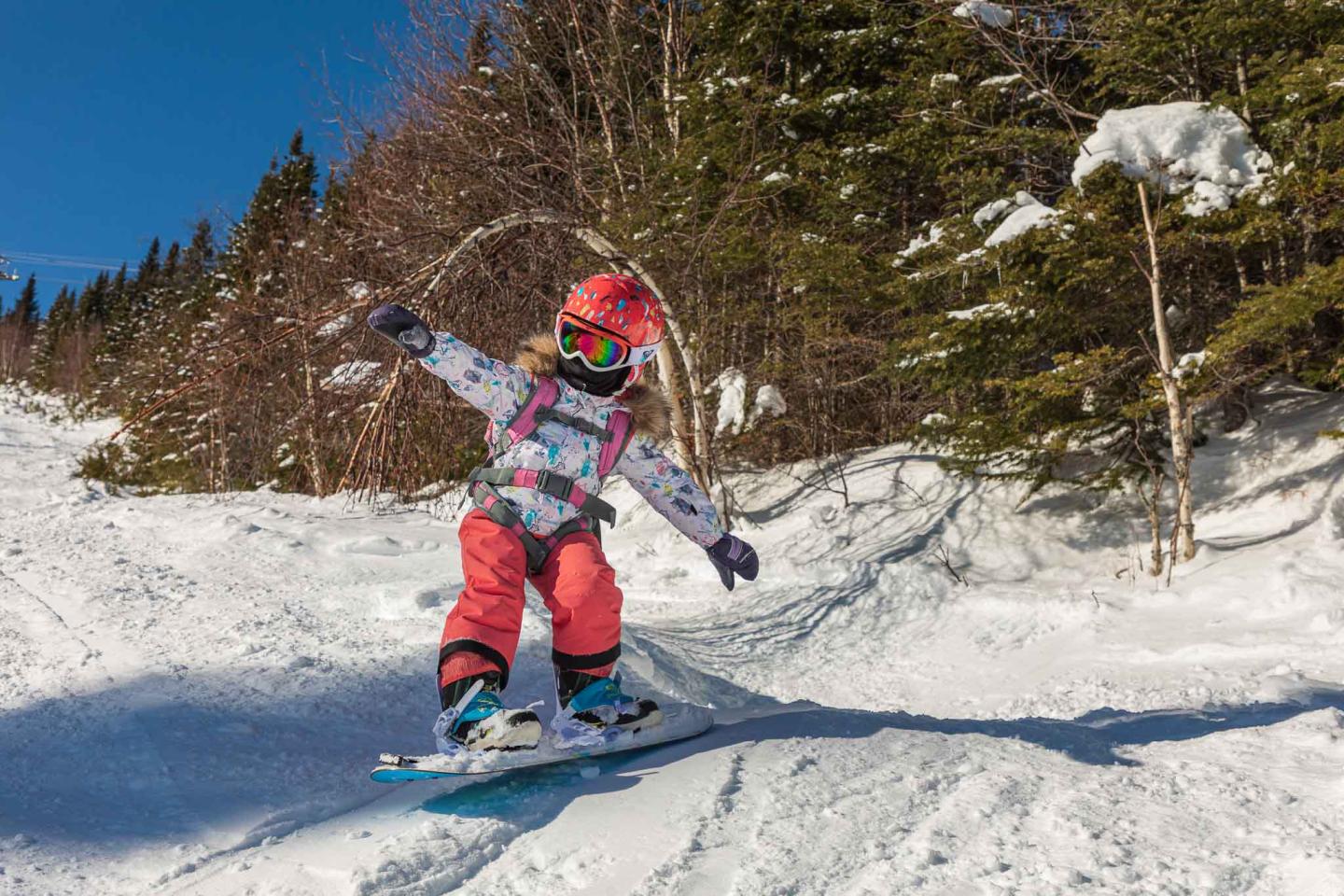petite fille en planche à neige
