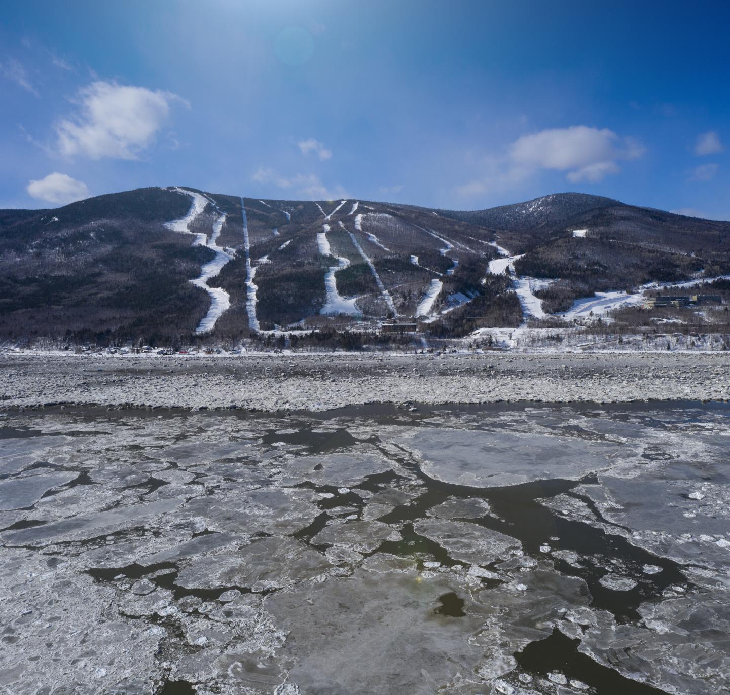 Vue du Massif à partir de l'Isle-Aux-Coudres