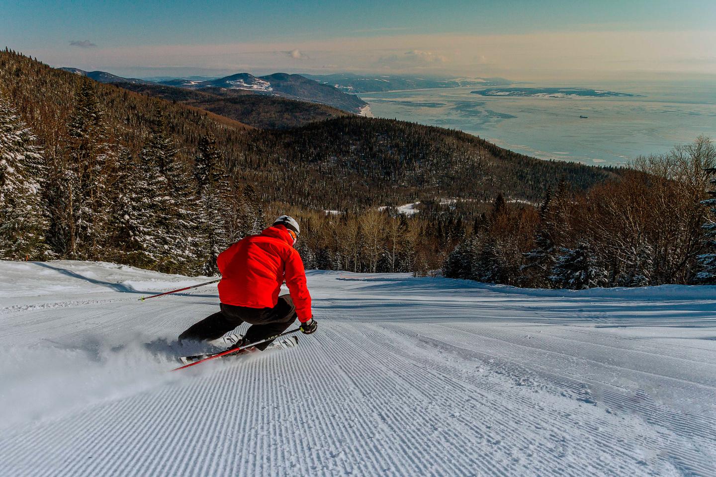 Ski surface damée vue sur le fleuve