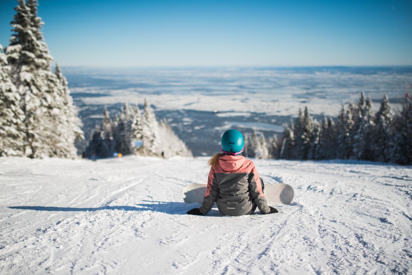 Pause en montagne en regardant la vue