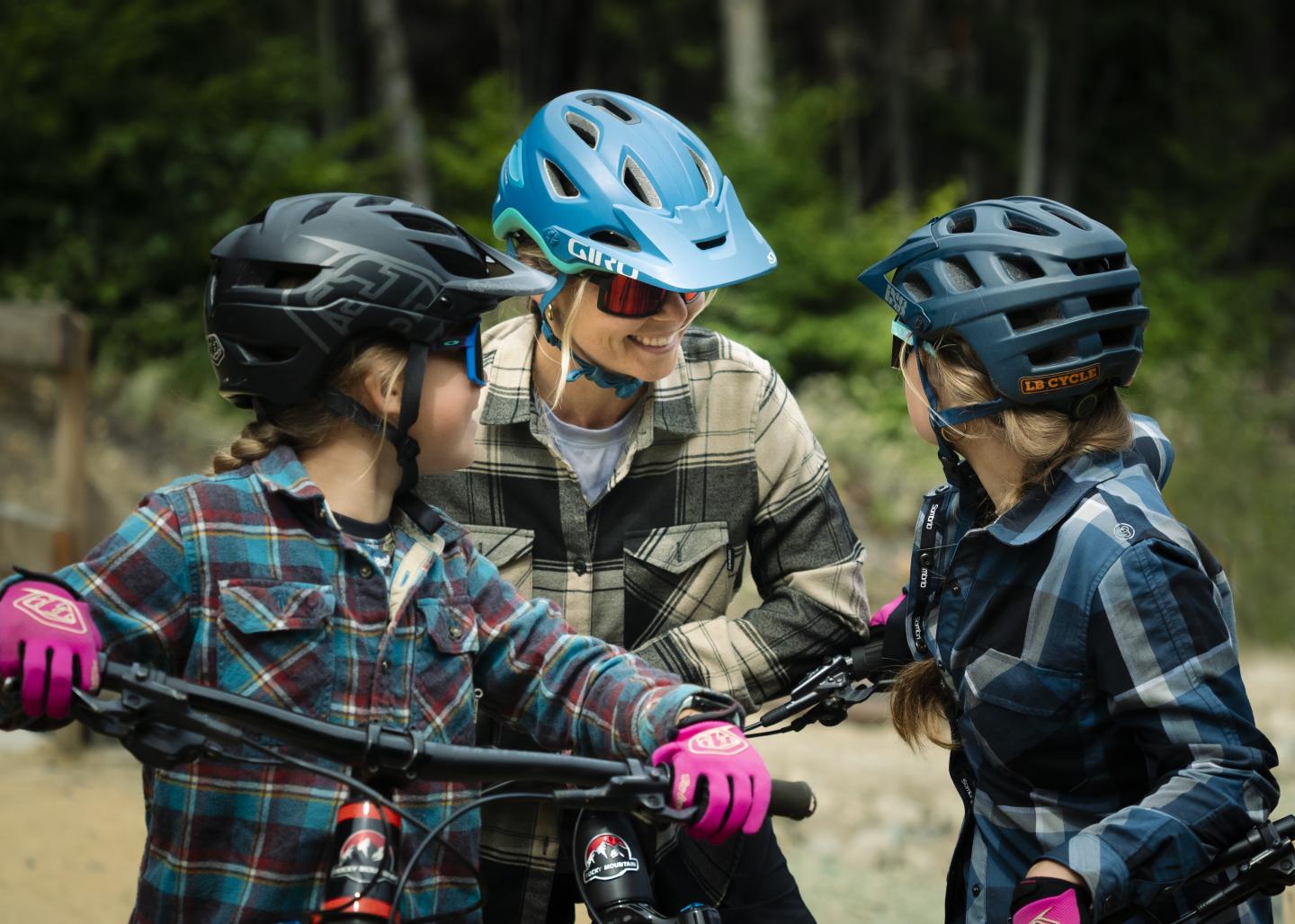 mère et filles à vélo
