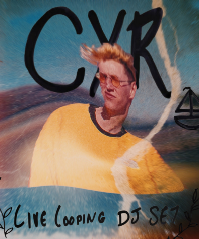 Personne en pull jaune avec des lunettes de soleil, fond flou et coloré, style artistique.