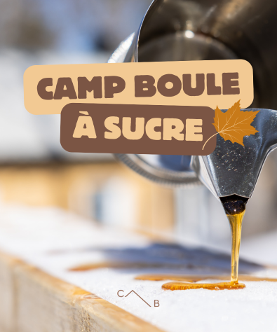 Sirop d'érable coulant d'une cruche en métal.