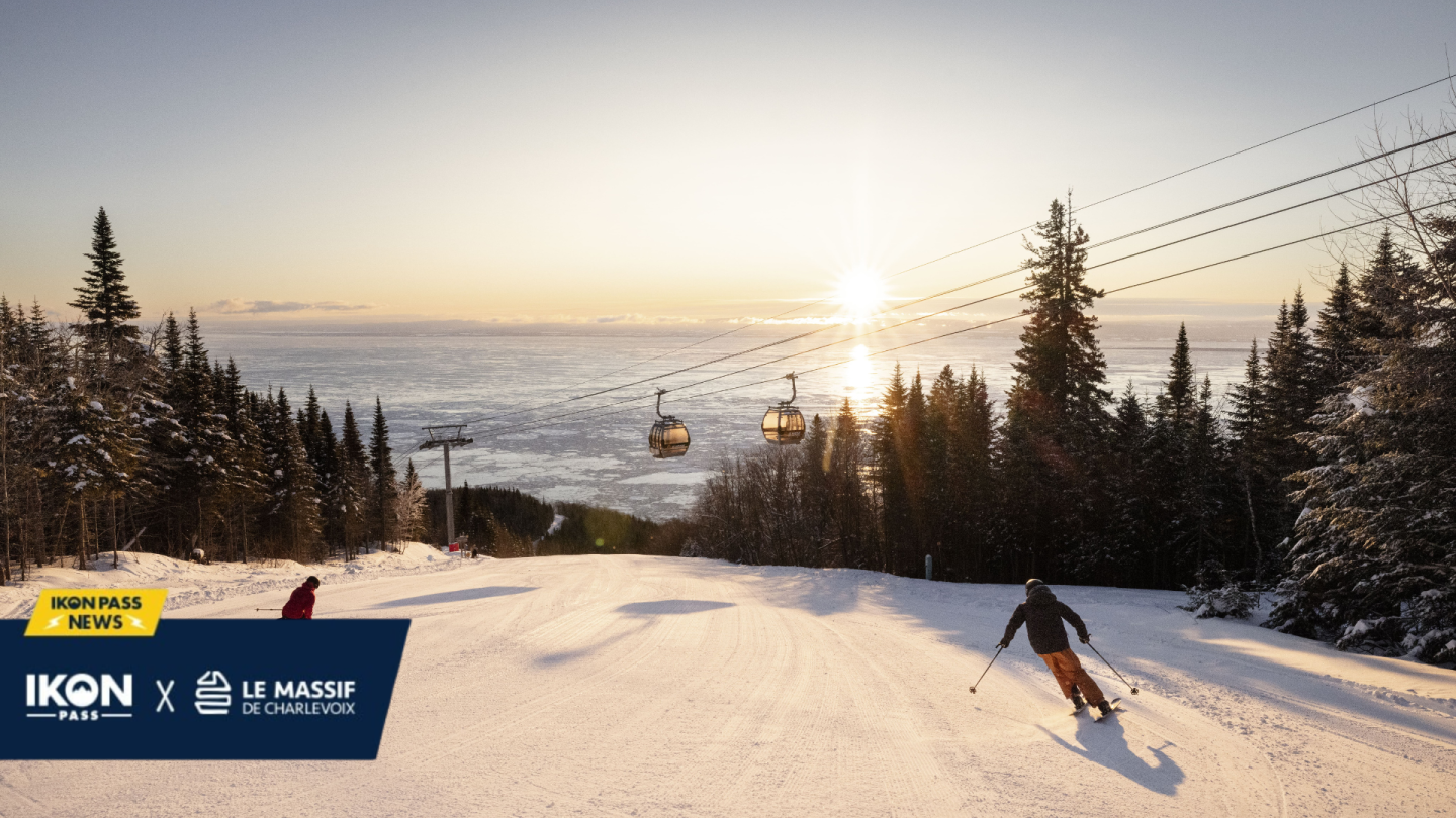 Skieurs sur une piste enneigée au coucher du soleil, entourée de sapins.