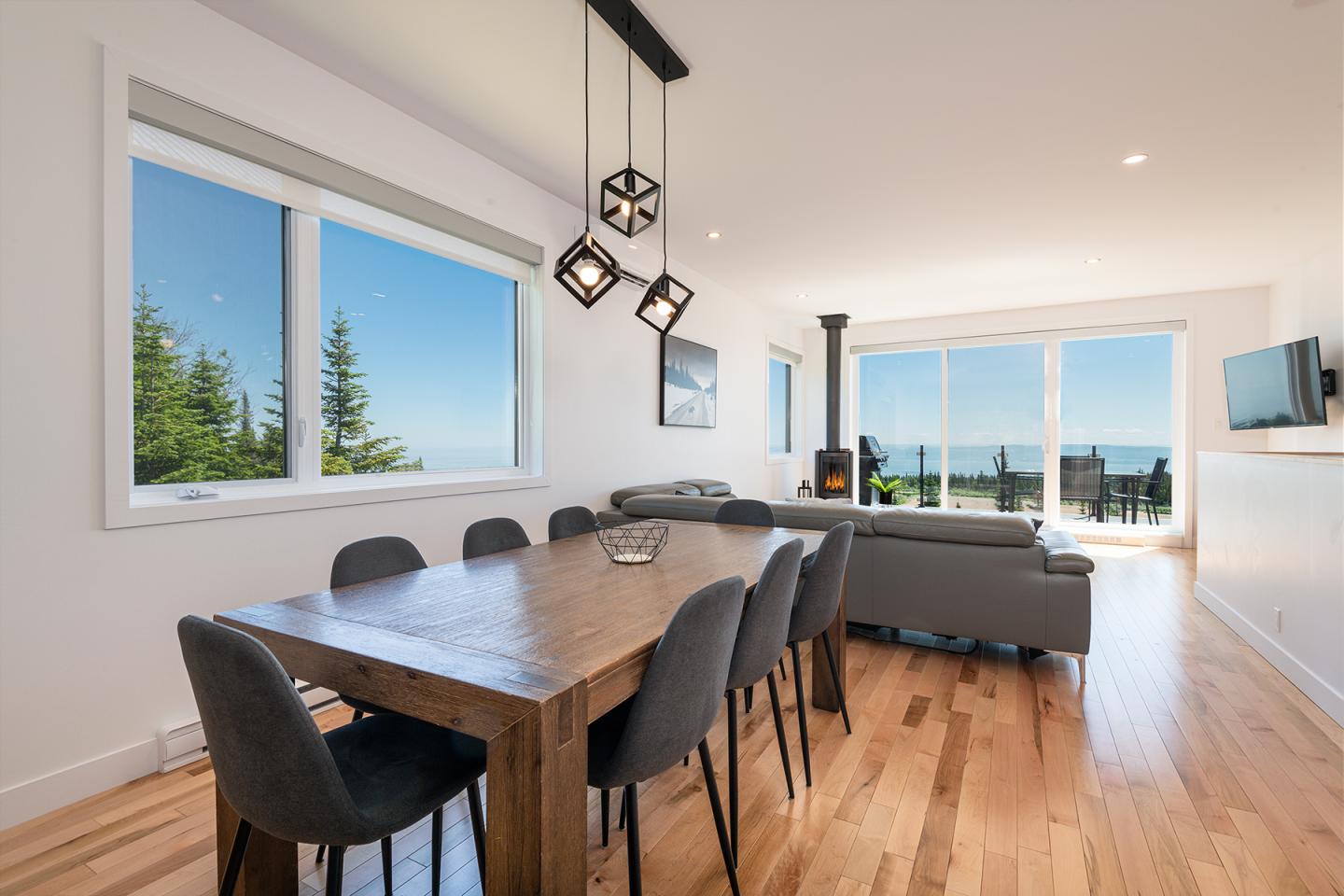 Salle à manger et salon modernes avec vue sur l'océan.