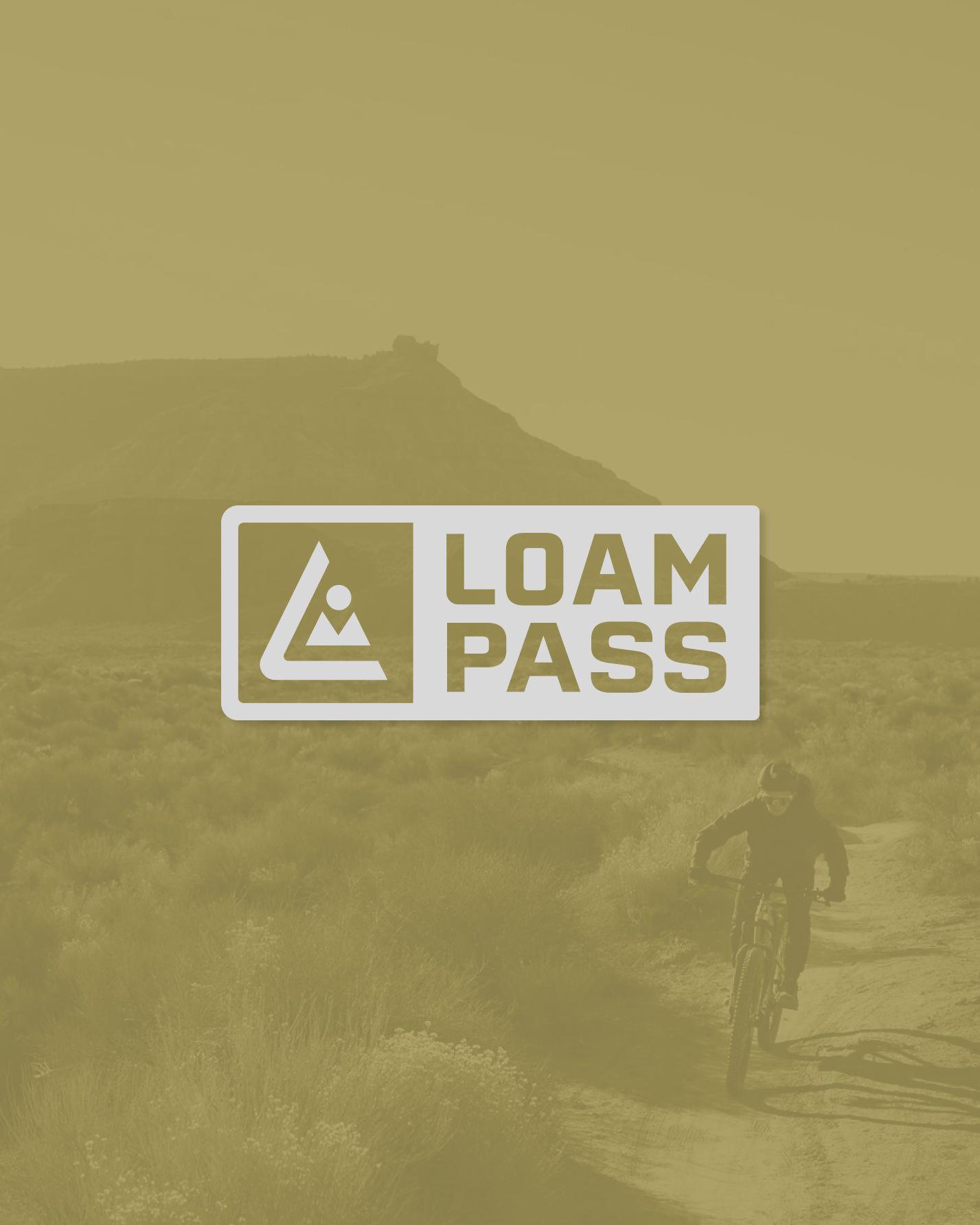Logo Loam Pass sur fond cycliste marron.