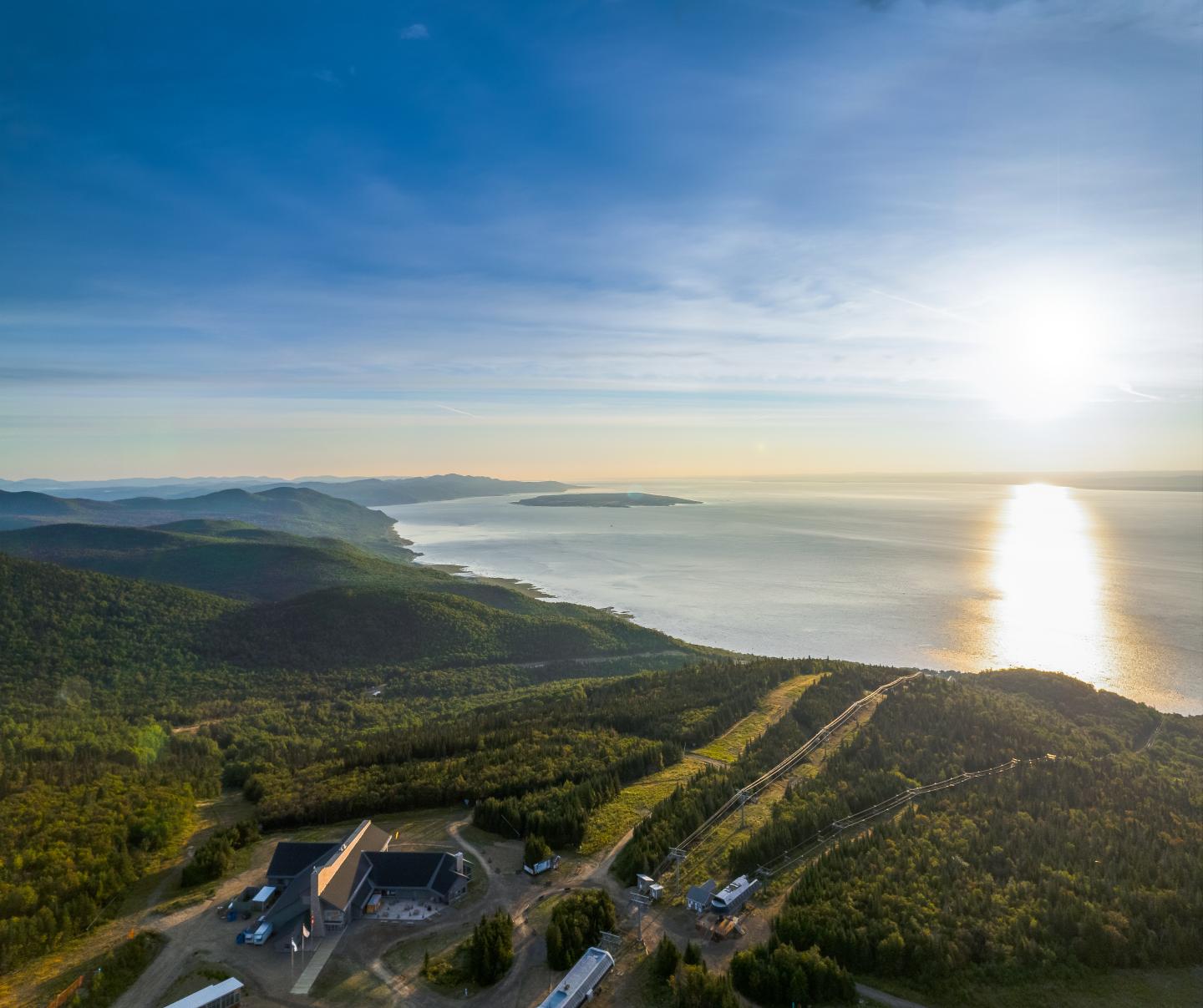Vue aérienne d'un paysage côtier au coucher du soleil.