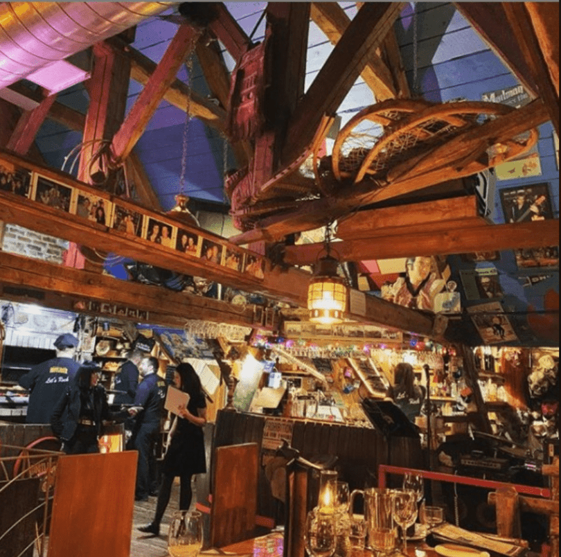 Intérieur chaleureux d'un restaurant en bois avec des décorations rétro.