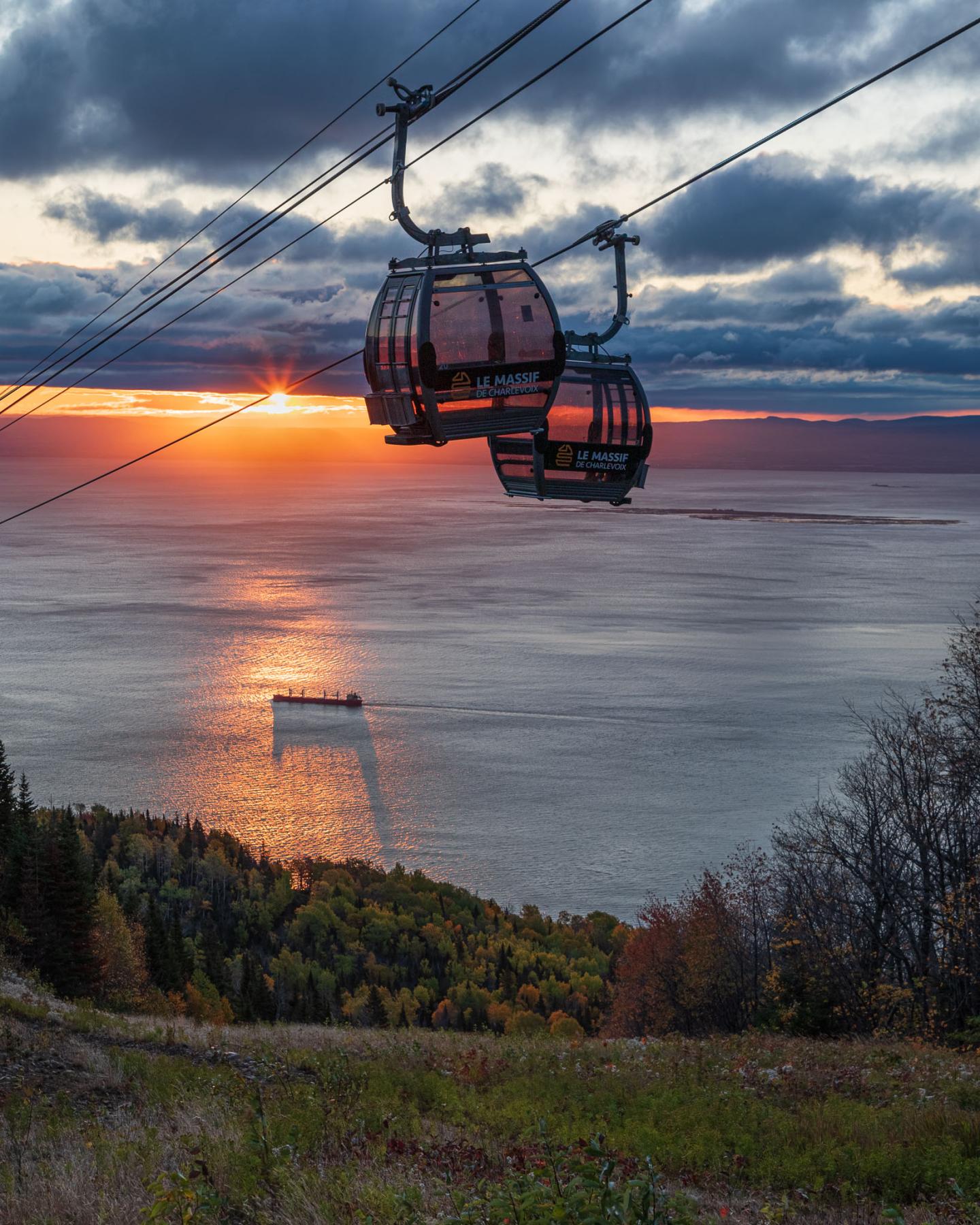 Télécabine au coucher de soleil surplombant le fleuve