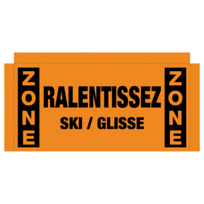 Panneau orange avec texte "Ralentissez, ski/glisse, zone".
