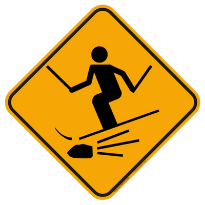 Panneau jaune avec un skieur évitant un rocher.