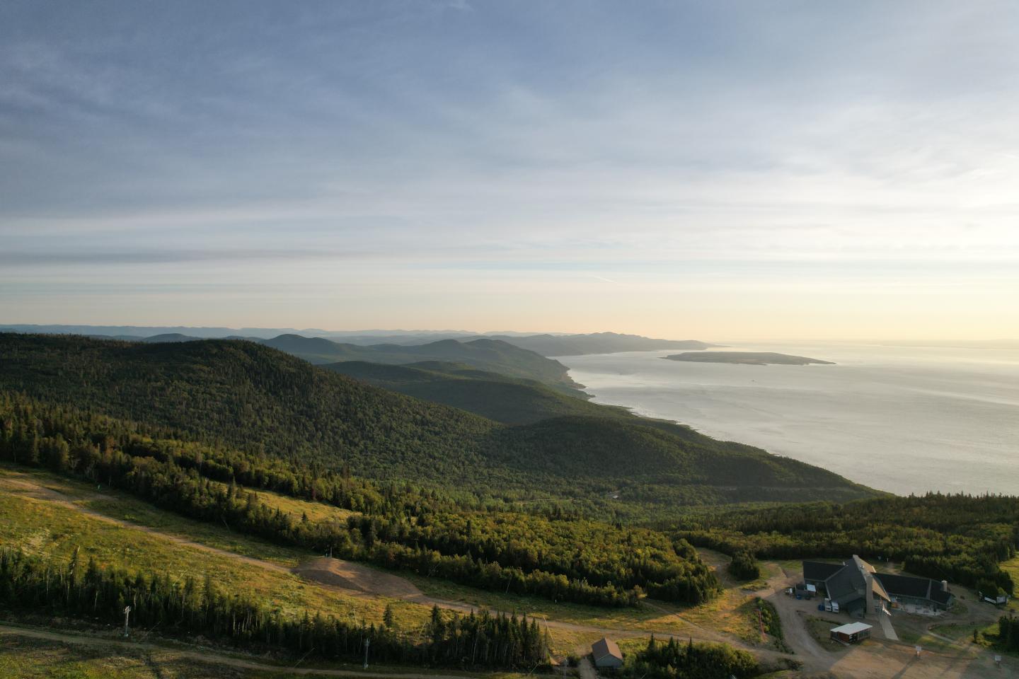 Vue du Fleuve Saint-Laurent et de Charlevoix depuis le Massif de Charlevoix