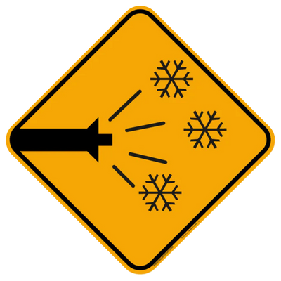 Chemin enneigé, panneau avertissant des bordées de neige.