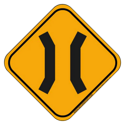Panneau de signalisation jaune avertissant d'un rétrécissement de la route.