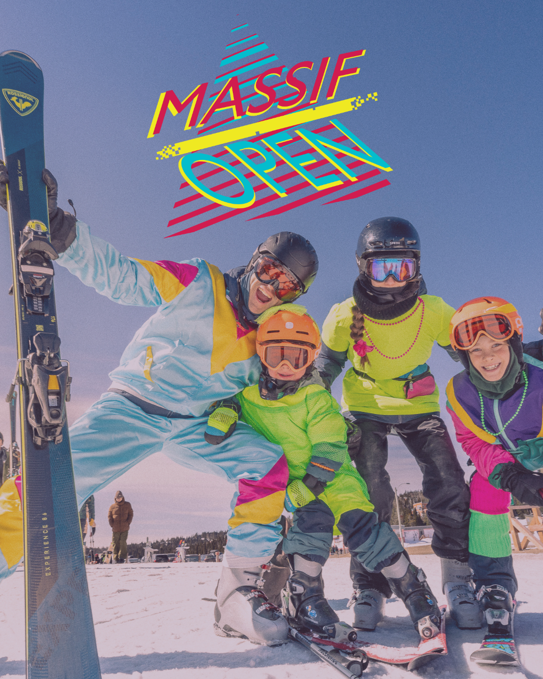 Skiers souriants en tenue colorée sur une piste enneigée, sous un ciel bleu.