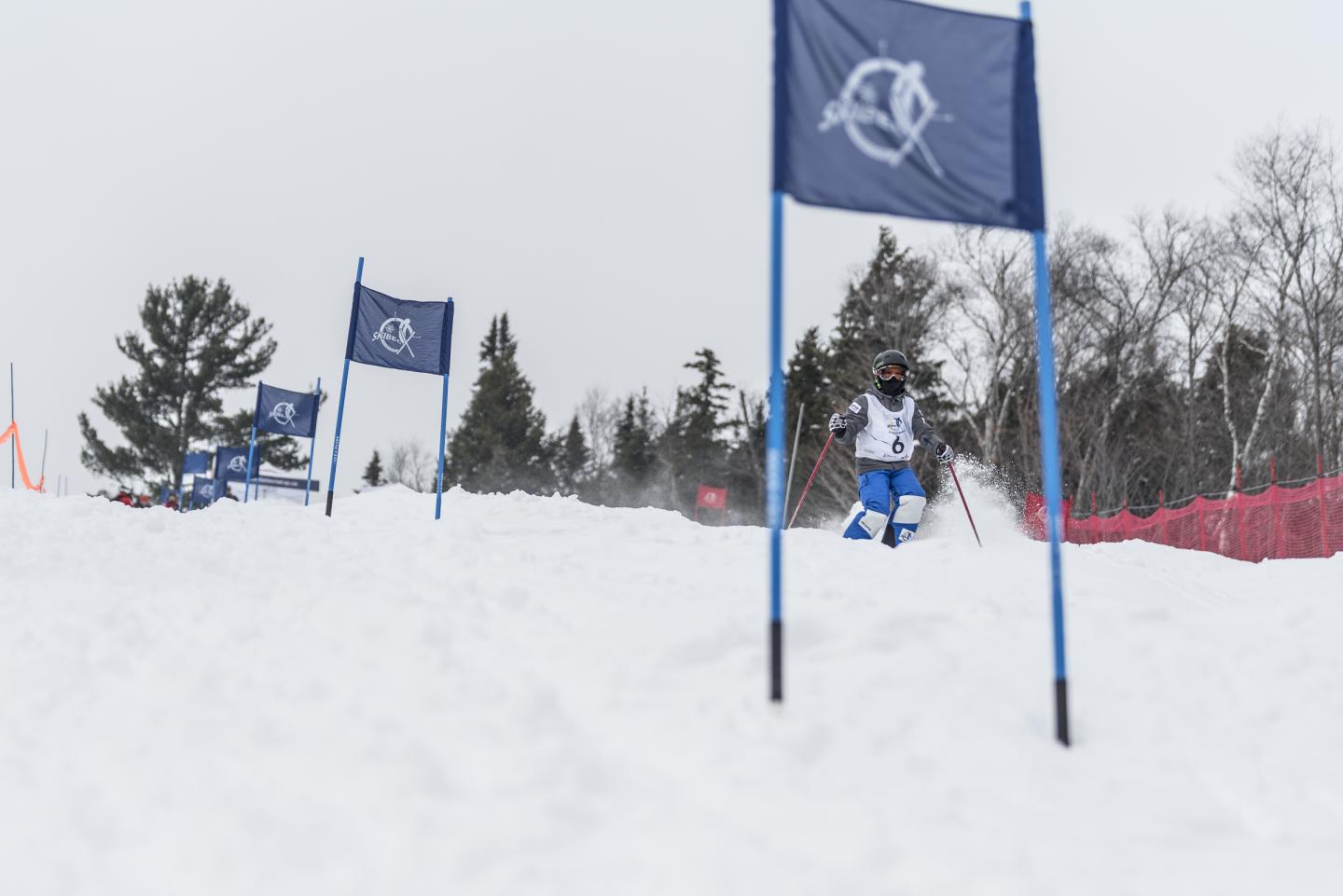 Skieur slalomant entre des drapeaux