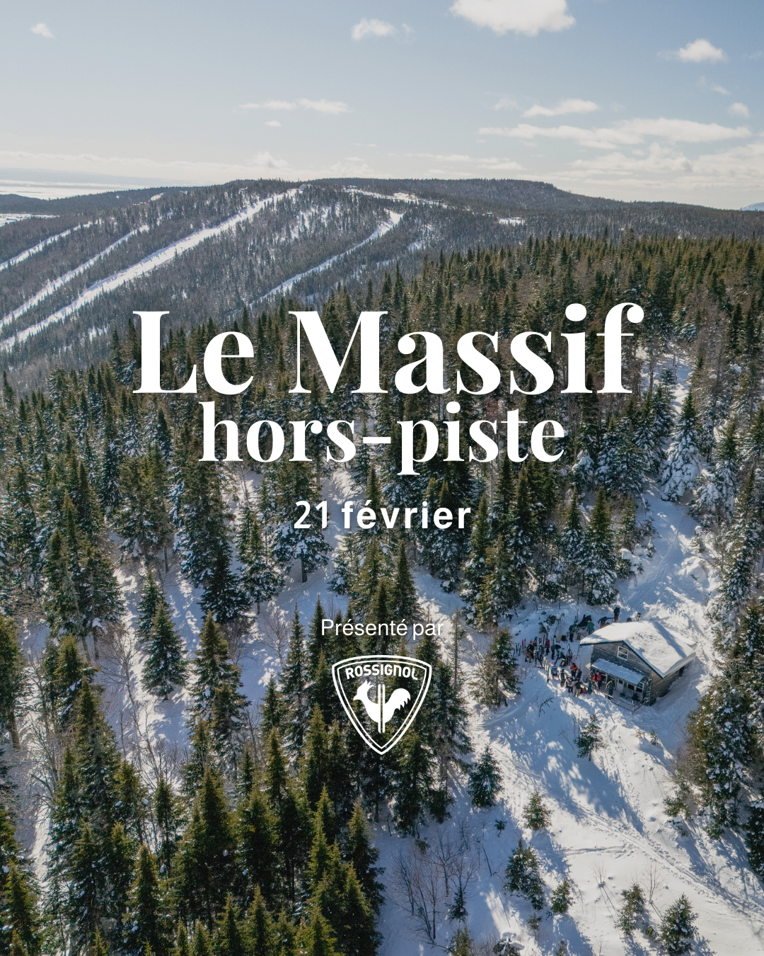 Vue aérienne d'une forêt enneigée avec pistes de ski et chalet.