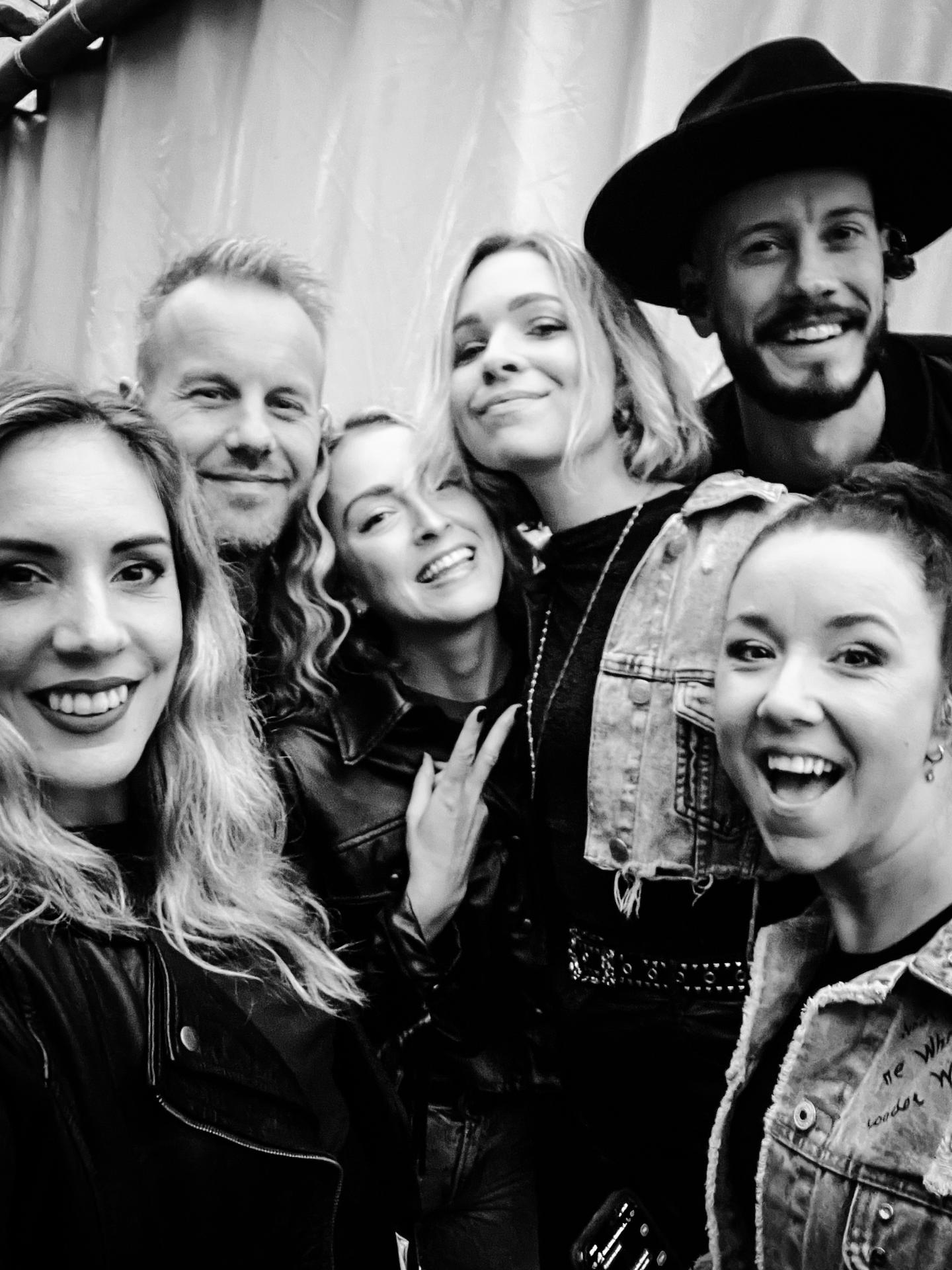 Sourires en groupe, noir et blanc, ambiance joyeuse.