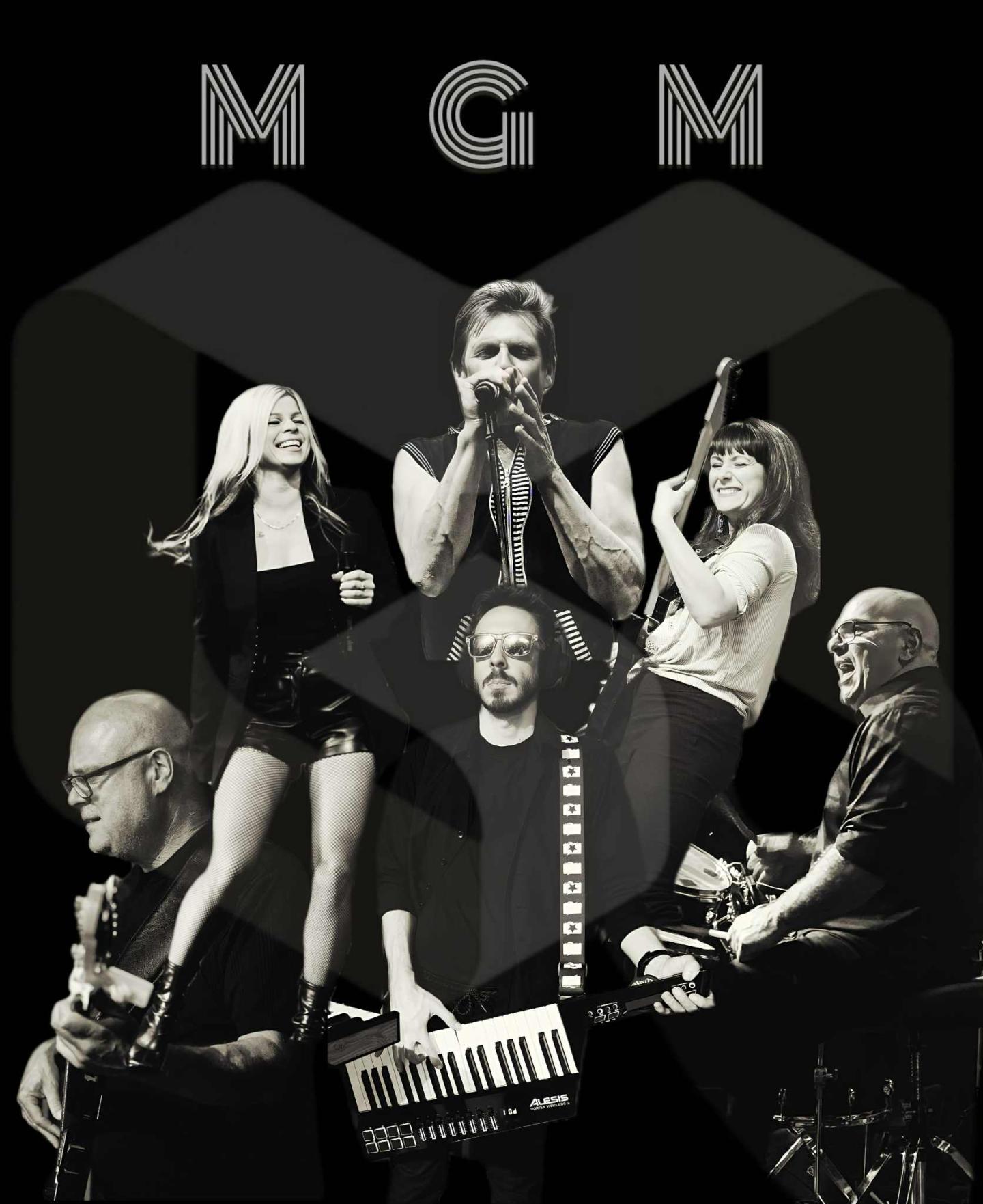 Groupe de musiciens en concert en noir et blanc.