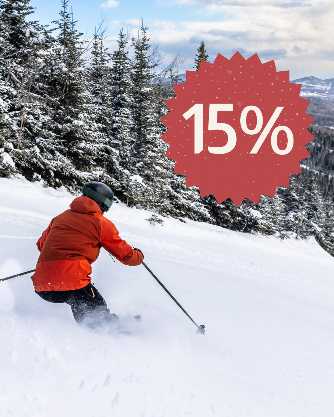 Skieur en manteau rouge dévalant une pente enneigée, forêt en arrière-plan. Badge 15%.