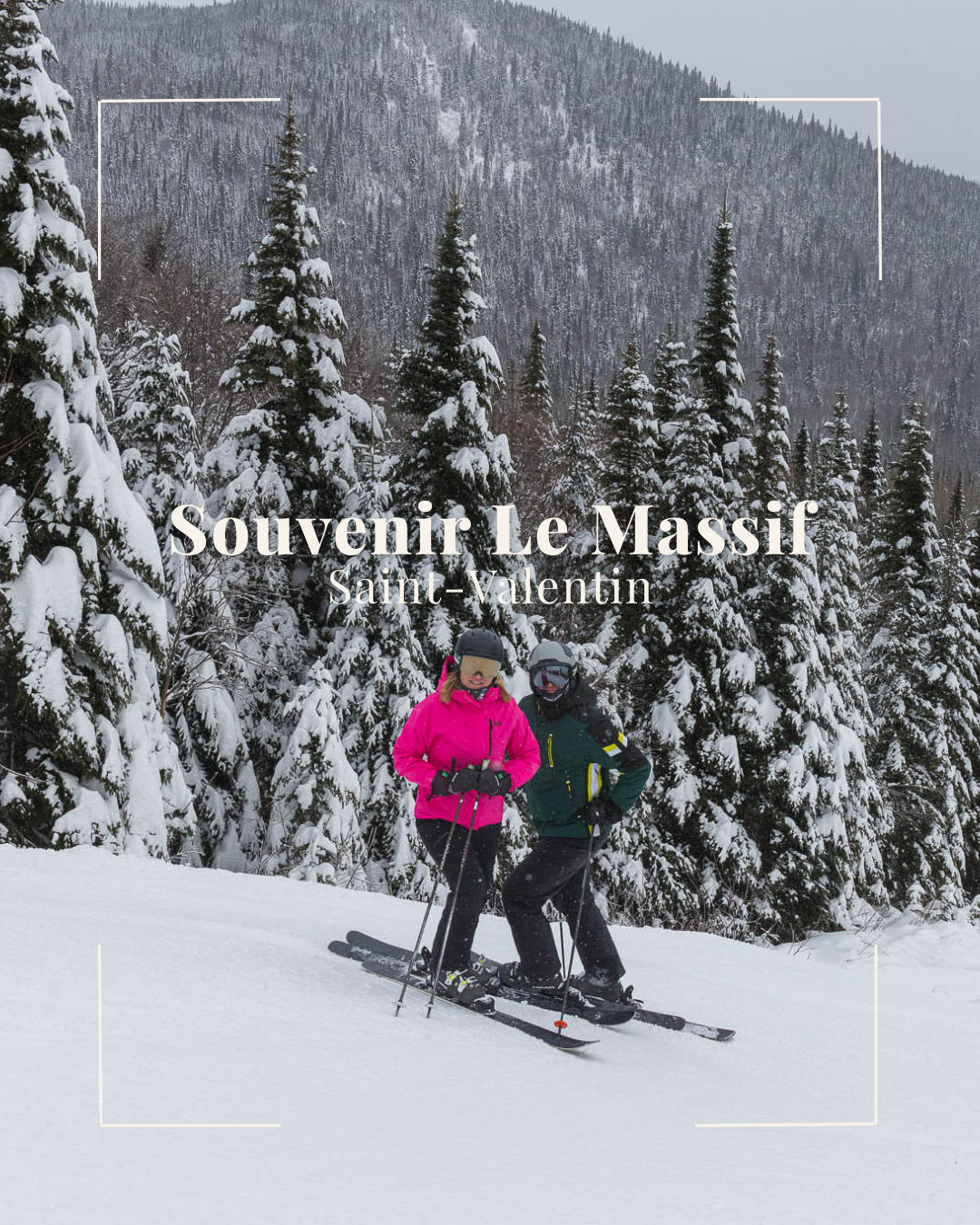 Skieurs sur une pente enneigée, forêt de conifères en arrière-plan.