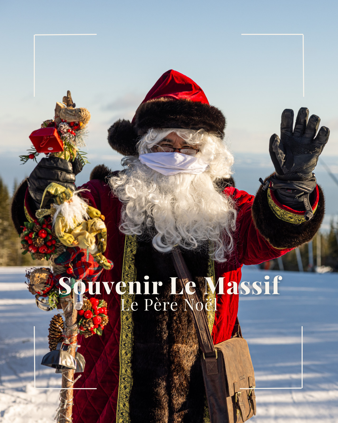 Père Noël masqué en plein air, portant un sac et saluant.