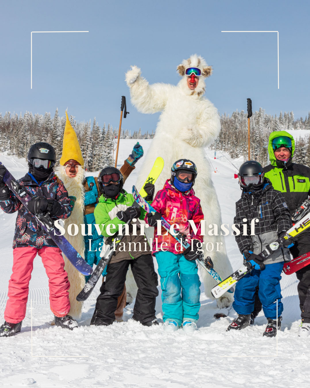 Groupe de skieurs costumés sur une pente enneigée avec un bonhomme de neige géant.