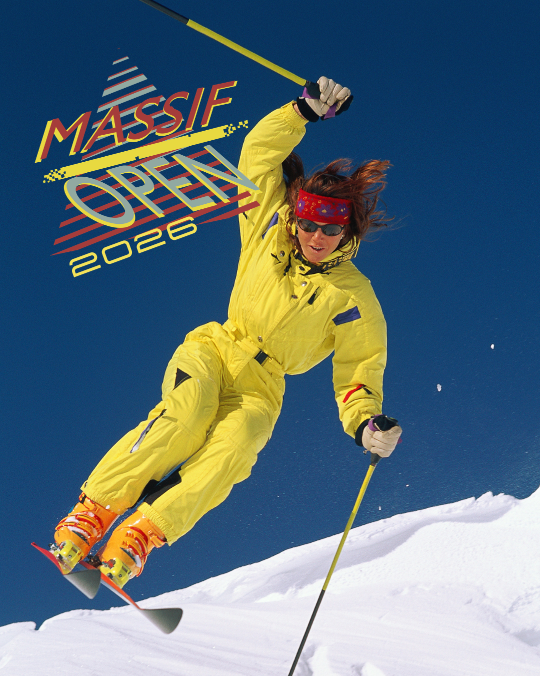 Skieur en combinaison jaune sautant sur une pente enneigée, ciel bleu en arrière-plan.