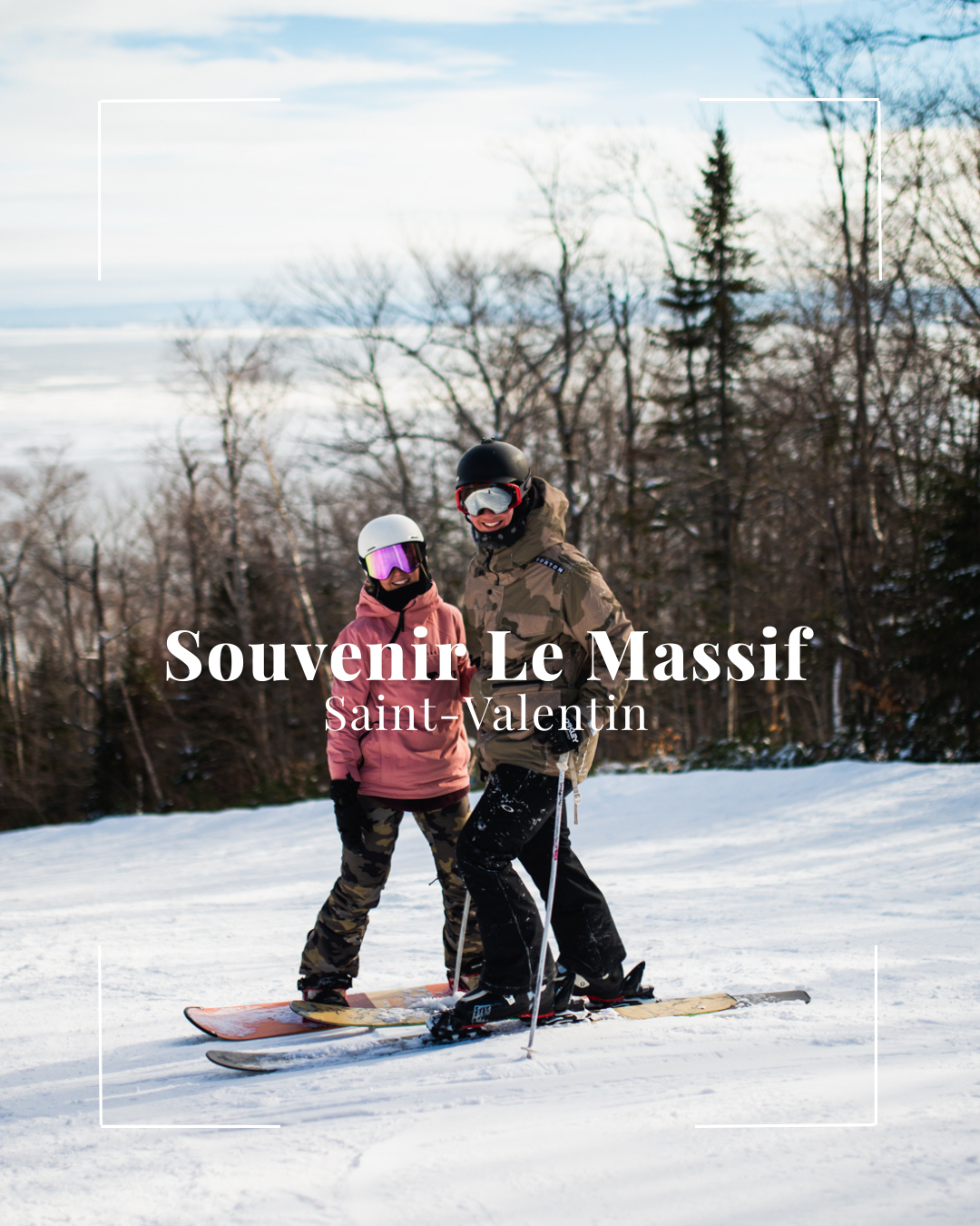 Deux personnes font du ski sur une piste enneigée entourée d'arbres.