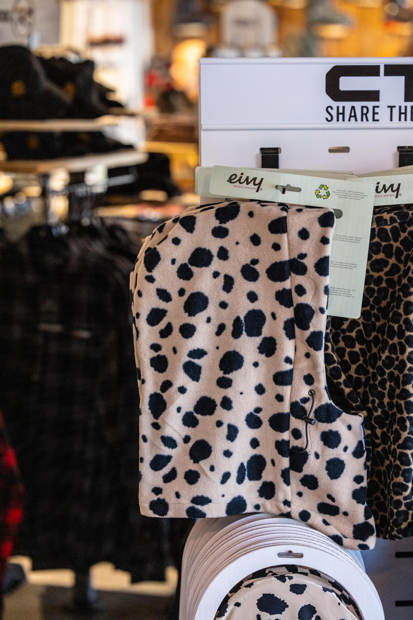 Écharpes à motifs tachetés et léopard exposées en magasin.