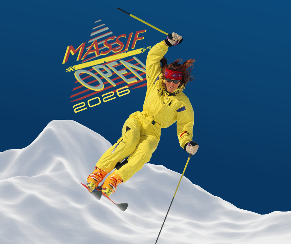 Skieur en combinaison jaune sautant sur une pente enneigée, ciel bleu en arrière-plan.