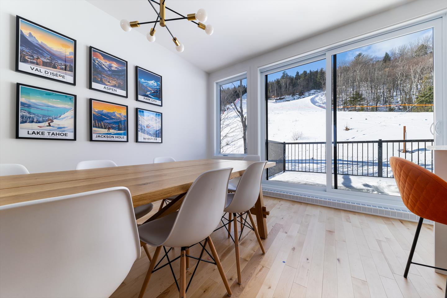 Salle à manger moderne avec vue sur jardin enneigé.