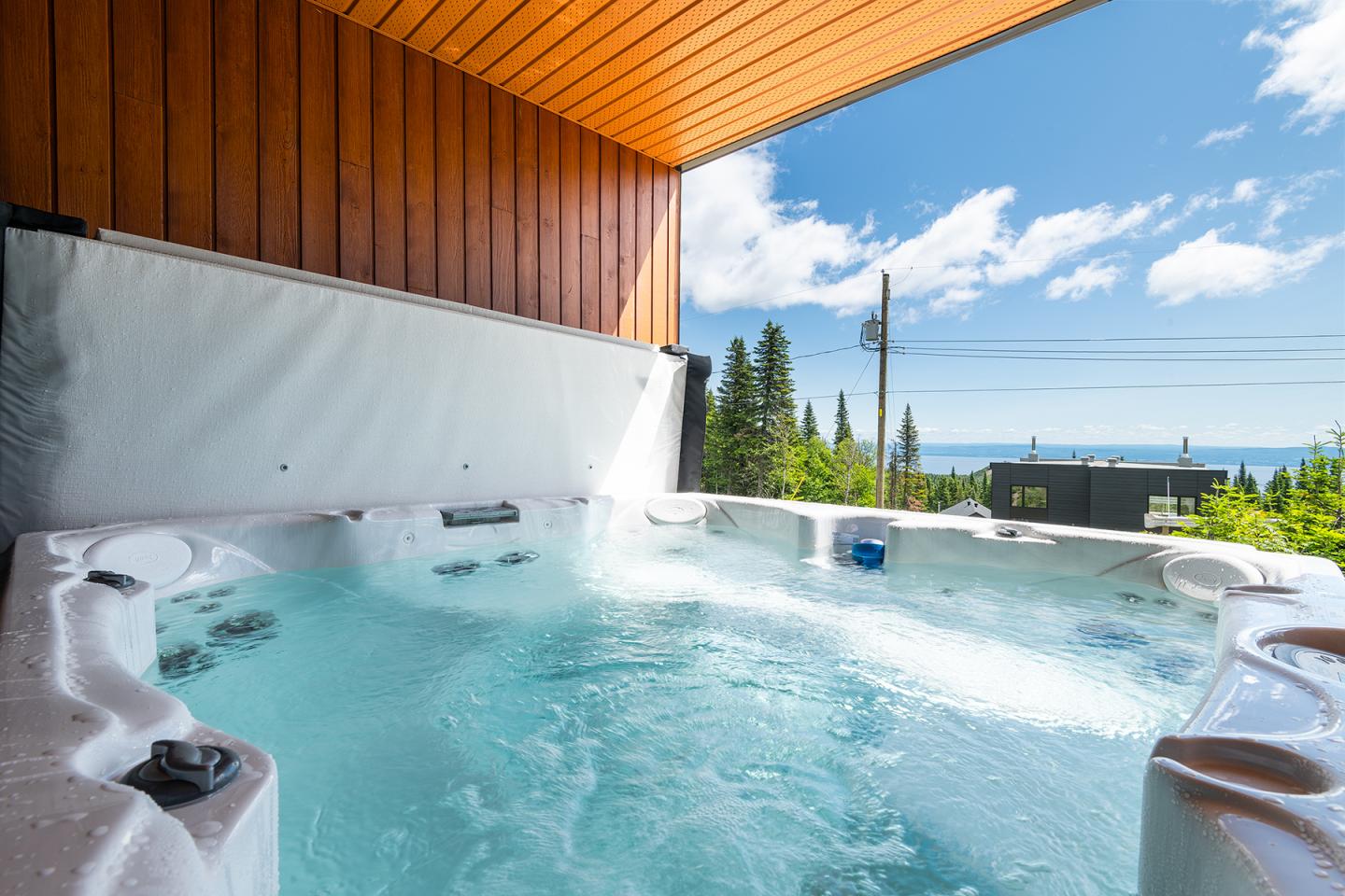 Spa avec vue sur mer et ciel bleu.