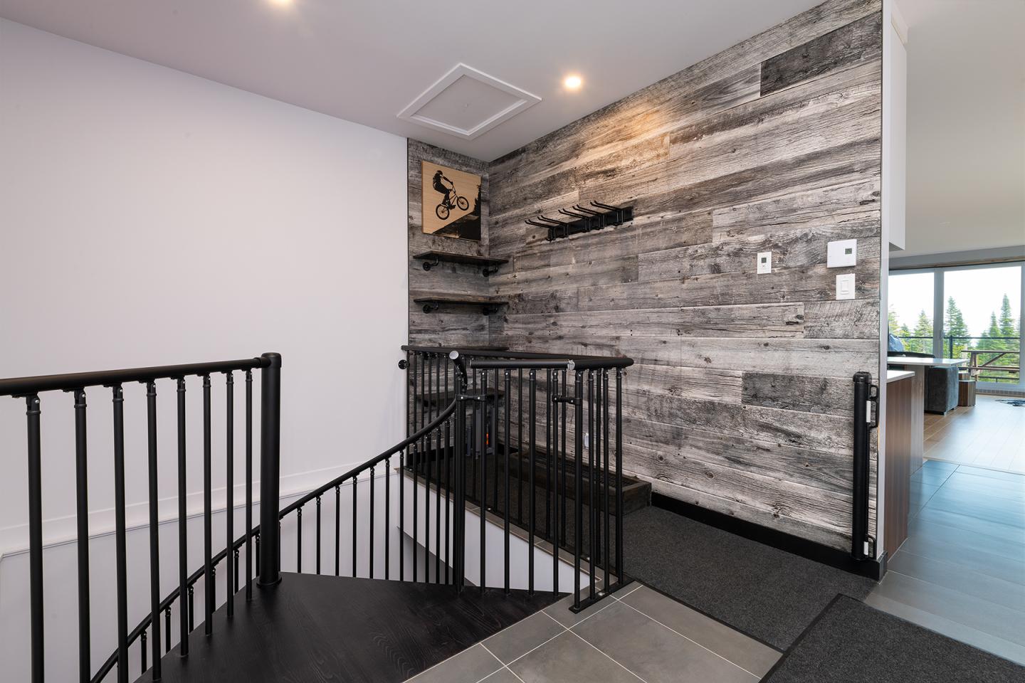 Escalier intérieur moderne avec mur en bois vieilli.