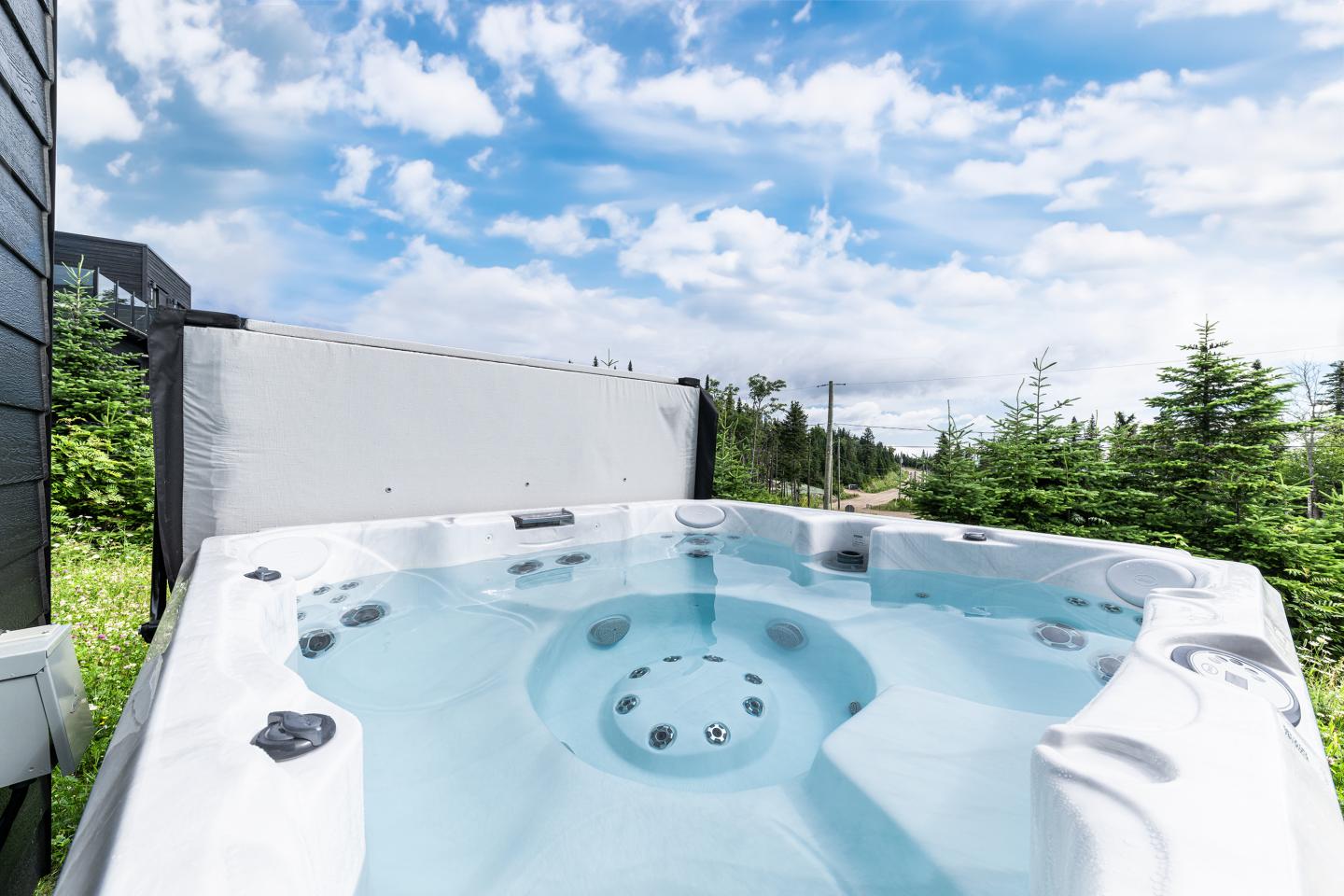 Spa extérieur avec ciel bleu et nuages en arrière-plan.