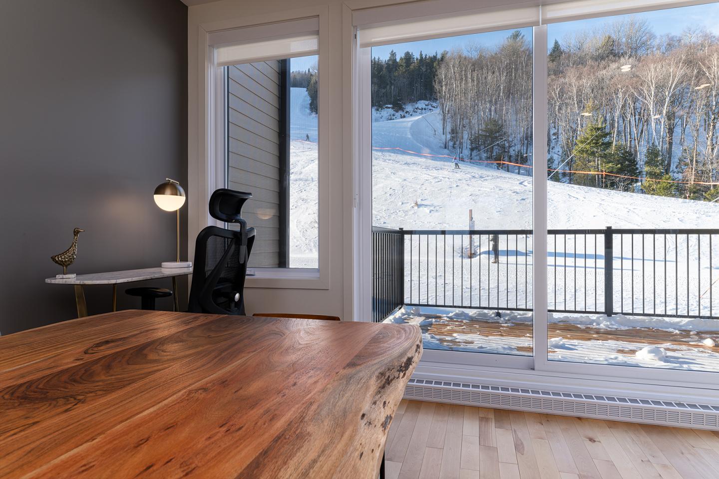 Bureau moderne avec vue sur un paysage enneigé.