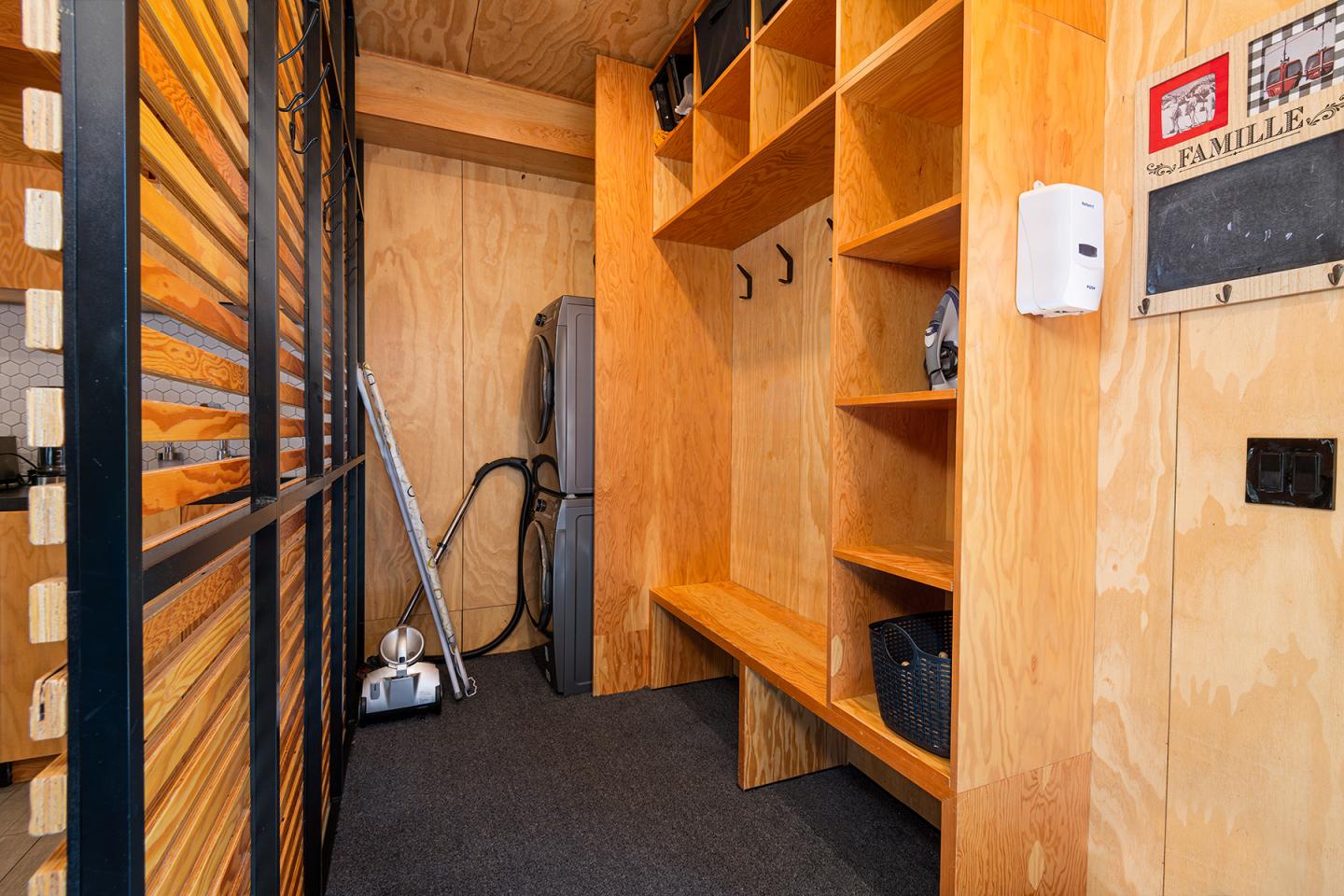 Salle en bois avec étagères, banc et équipement électrique.