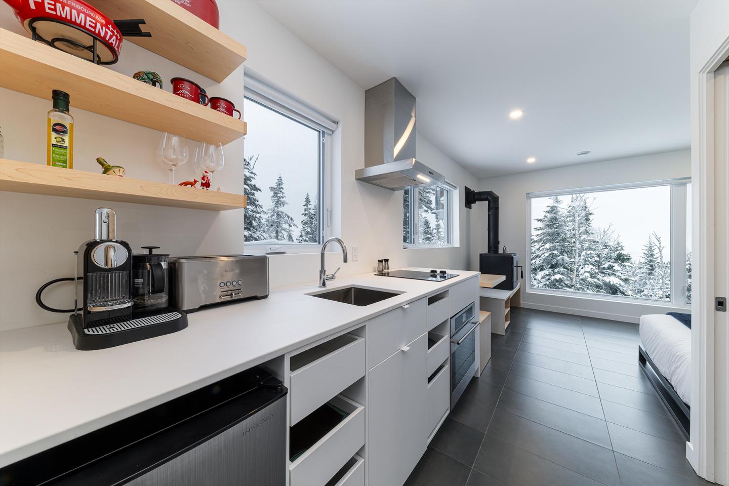 Cuisine moderne avec vue sur paysage enneigé.